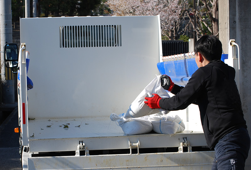 作業員がお家に伺いダンプに積込み